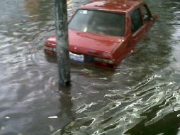 Un automóvil se quedó parado en la avenida López Mateos.  /