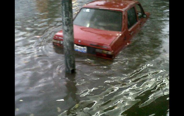 Un automóvil se quedó parado en la avenida López Mateos.  /