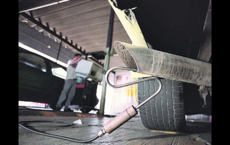 La Semades arrancó ayer una campaña contra la contaminación que incluye la revisión de vehículos y la certificación en los talleres.  /