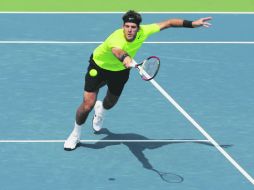 Estírese. Juan Martín del Potro se esfuerza para devolverle a Jeremy Chardy. AFP  /