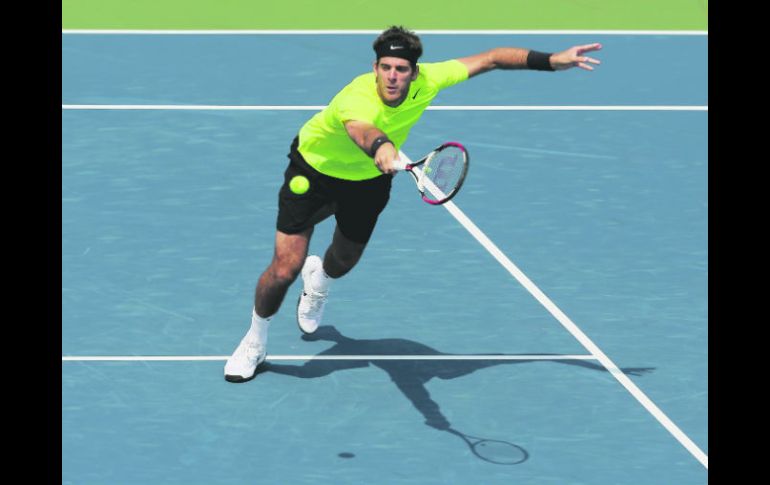 Estírese. Juan Martín del Potro se esfuerza para devolverle a Jeremy Chardy. AFP  /