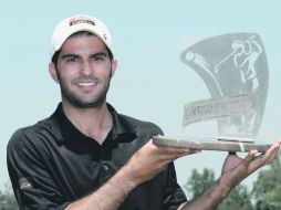 Sonriente. Santiago Quirarte posa con el trofeo obtenido. CORTESÍA: GIRA NEGRA MODELO  /