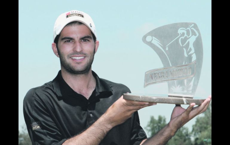 Sonriente. Santiago Quirarte posa con el trofeo obtenido. CORTESÍA: GIRA NEGRA MODELO  /