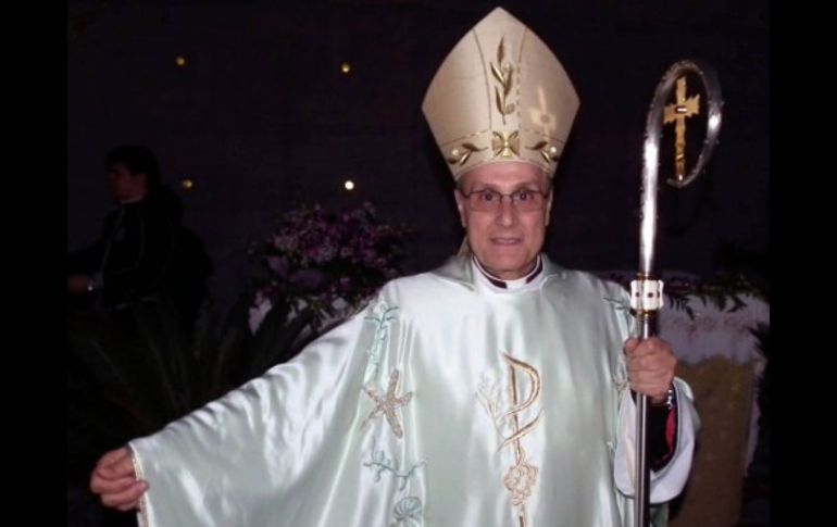 El sacerdote Domenico Mogavero usando el traje Armani. ESPECIAL  /