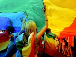 Los colores del arcoiris inundaron la ciudad de Praga con motivo del Segundo Festival del Orgullo LGBT. EFE  /