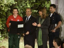 María del Rosario recibiendo un cheque de Felipe Calderón. Xinhua  /