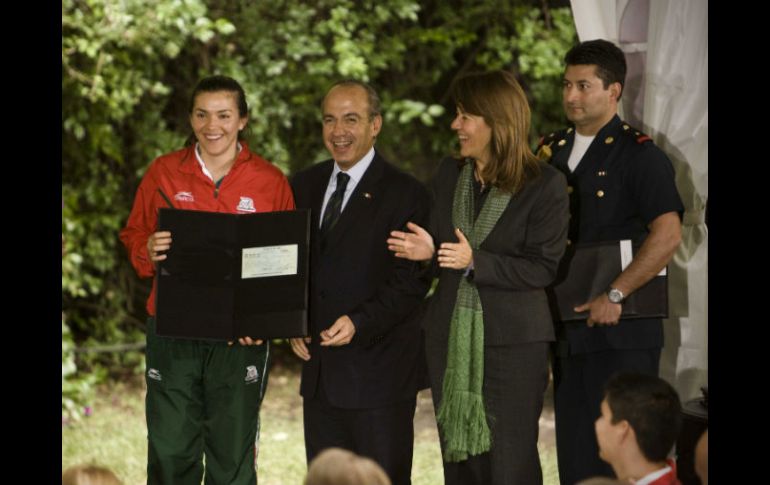 María del Rosario recibiendo un cheque de Felipe Calderón. Xinhua  /