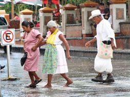 Unos ancianos atraviesan una calle en Papantla, Veracruz. EFE  /