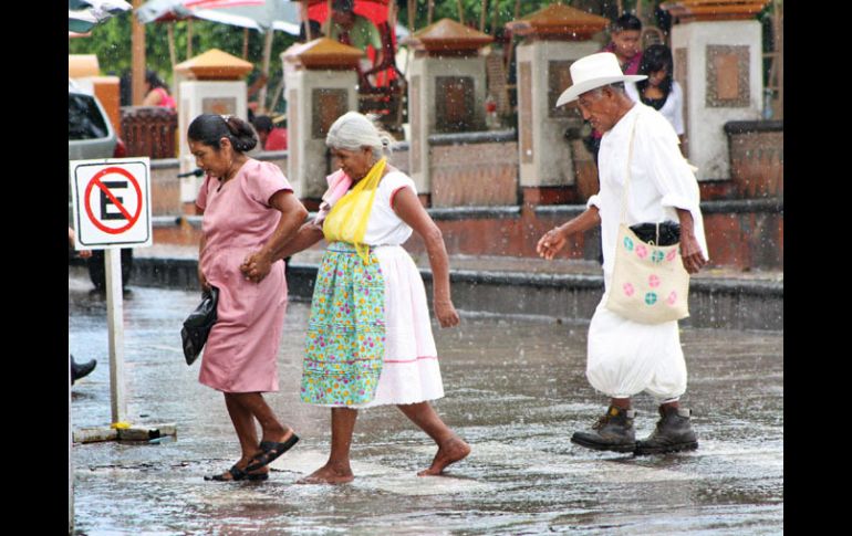 Unos ancianos atraviesan una calle en Papantla, Veracruz. EFE  /