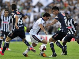 Esteban Paredes (C) de Atlante disputa el balón con Jesús Zavala (D) de Monterrey. EFE  /