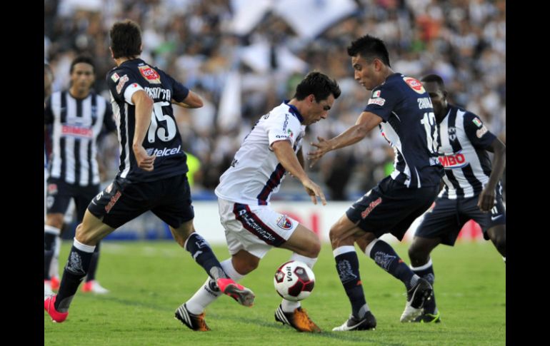 Esteban Paredes (C) de Atlante disputa el balón con Jesús Zavala (D) de Monterrey. EFE  /