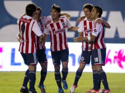 Chivas festeja el gol de Carlos Fierro que les dio su primera victoria en el torneo. MEXSPORT  /