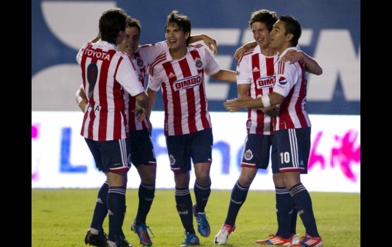 Chivas festeja el gol de Carlos Fierro que les dio su primera victoria en el torneo. MEXSPORT  /