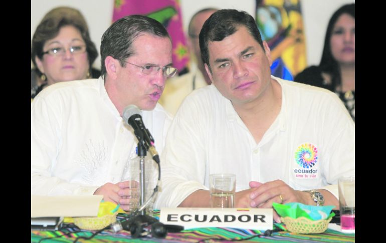 Rafael Correa, participa junto al canciller ecuatoriano en la reunión con los representantes de la Alba. EFE  /