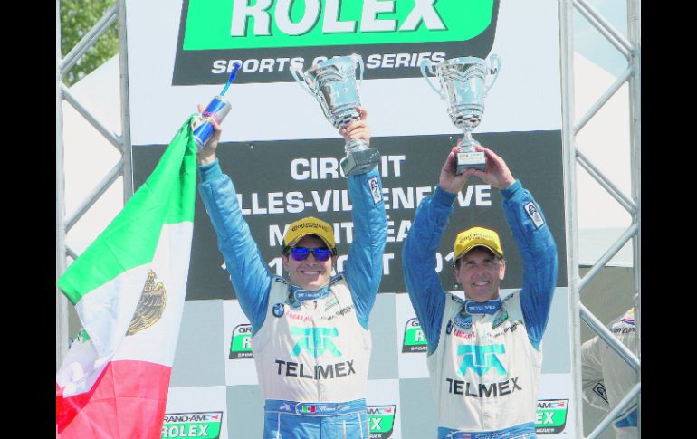 En lo alto. Memo Rojas (izquierda) celebra el triunfo con su compañero de equipo, Scott Pruett. ESPECIAL  /