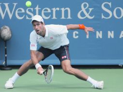 Por el título. Novak Djokovic devuelve una bola al argentino Juan Martín del Potro. Hoy juega la final. EFE  /