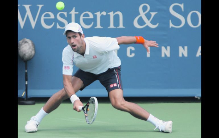 Por el título. Novak Djokovic devuelve una bola al argentino Juan Martín del Potro. Hoy juega la final. EFE  /