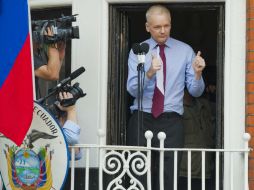 Assange, se dirige a los medios y a sus seguidores desde un balcón de la embajada de Ecuador en Londres. EFE  /