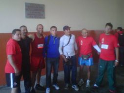 Ganadores de la carrera festejan; posan frente a las cámaras.  /