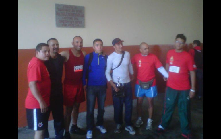 Ganadores de la carrera festejan; posan frente a las cámaras.  /