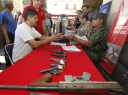 Hasta el momento se han recibido mil 169 son armas cortas y 858 armas largas, además de cartuchos, granadas, etc. ARCHIVO  /