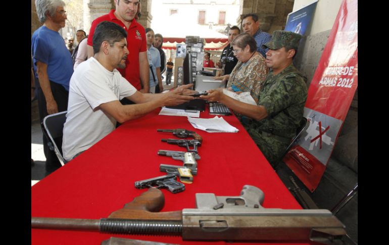 Hasta el momento se han recibido mil 169 son armas cortas y 858 armas largas, además de cartuchos, granadas, etc. ARCHIVO  /