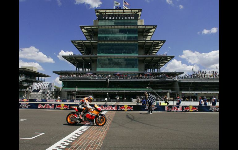 Dani Pedrosa cruza la linea de ladrillo como ganador de la carrera en Indianápolis en Moto GP. REUTERS  /