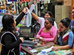 En el último día de vacaciones, padres de familia abarrotan papelerías para adquirir los útiles escolares de sus hijos. EL UNIVERSAL  /