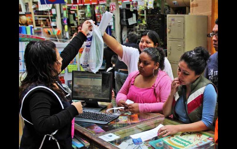 En el último día de vacaciones, padres de familia abarrotan papelerías para adquirir los útiles escolares de sus hijos. EL UNIVERSAL  /