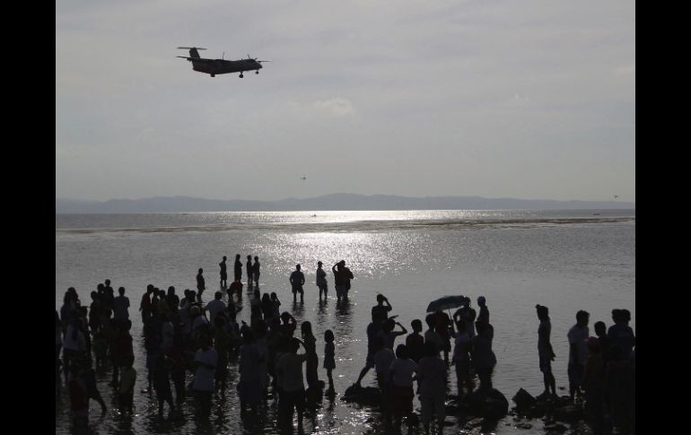 El operativo de búsqueda del ministro del Interior filipino, Jesse Manalastas Robredo , en la costa de Masbate. EFE  /