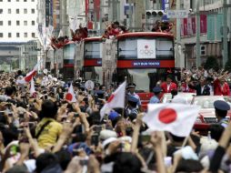 Cientos de personas reciben a los atletas japoneses que participaron en los Juegos Olímpicos Londres 2012. EFE  /