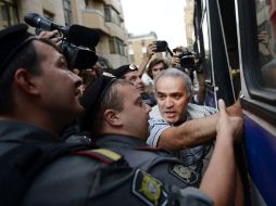 Kasparov siendo escoltado por polícias luego de su detención. AFP  /