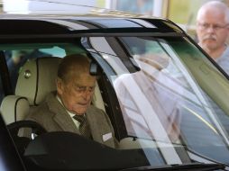 El príncipe Felipe, duque de Edimburgo, subido en un coche tras salir del hospital. EFE  /