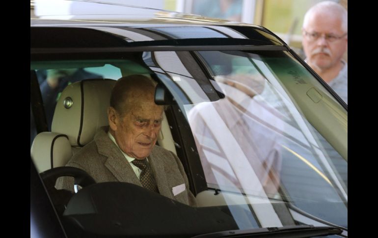 El príncipe Felipe, duque de Edimburgo, subido en un coche tras salir del hospital. EFE  /