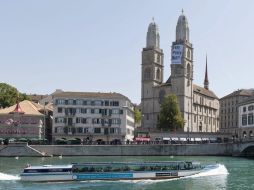 En la catedral de Zúrich, un grupo de personas con balaclavas colgó hoy un cartel solidario con el grupo punk. EFE  /