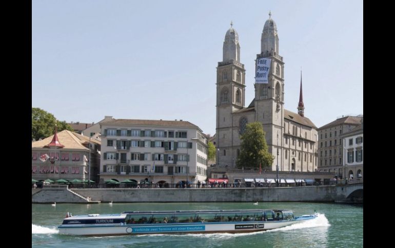 En la catedral de Zúrich, un grupo de personas con balaclavas colgó hoy un cartel solidario con el grupo punk. EFE  /