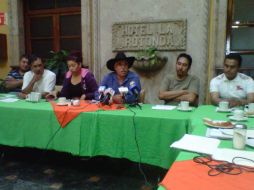 Integrantes de Unidos contra el Cacicazgo en El Salto, durante la rueda de prensa que ofrecieron en Guadalajara.  /