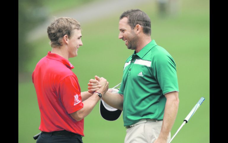 Feliz. Sergio García saluda a Bud Cauley, tras completar la ronda final en el Wyndham Championship. AFP  /