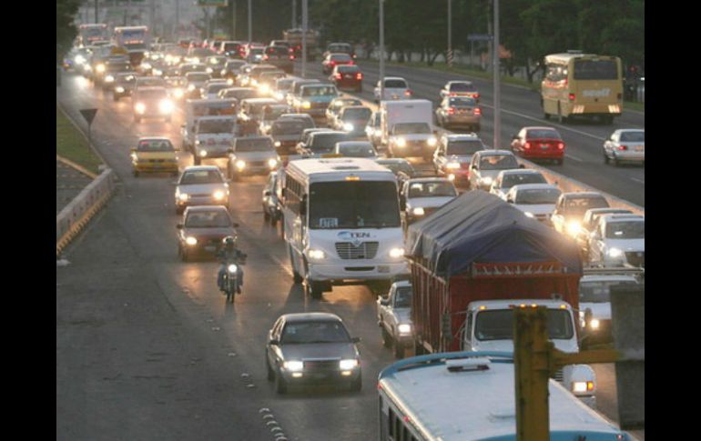 Sobre varios puntos de Periférico Sur se registra intensa carga de automotores. ARCHIVO  /