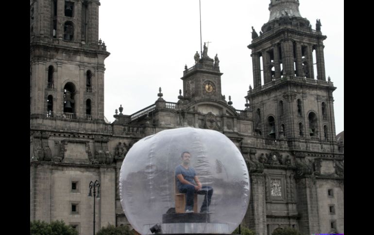 El espectáculo incluye monólogos narrados por actores dentro de una esfera de plástico transparente. ESPECIAL  /