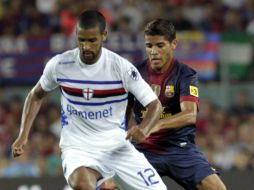 El jugador del Barcelona (d), Jonathan Dos Santos, conduce el balón ante Tissone (i), de la Sampdoria. EFE  /