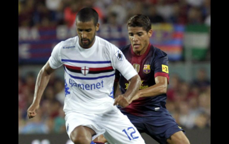 El jugador del Barcelona (d), Jonathan Dos Santos, conduce el balón ante Tissone (i), de la Sampdoria. EFE  /