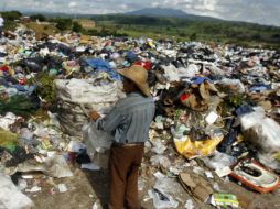 El tratamiento de la basura consiste primero en retirar la humedad de los desechos, es oxígeno y el resto se convierte en gas metano.  /