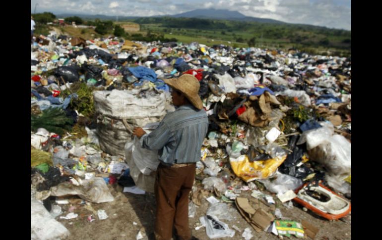 El tratamiento de la basura consiste primero en retirar la humedad de los desechos, es oxígeno y el resto se convierte en gas metano.  /