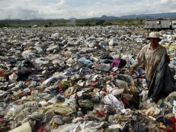 Los pepenadores cuentan con largas jornadas laborales.  /