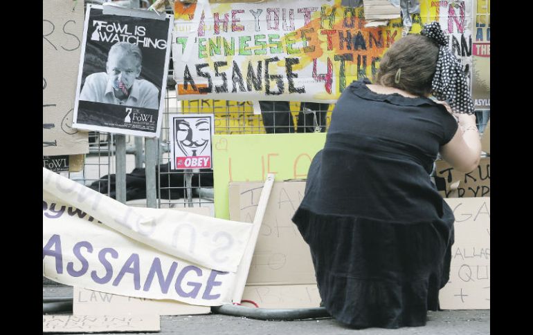 Partidarios del fundador de WikiLeaks expresan su adhesión al frente de la embajada de Ecuador en Londres. AP  /