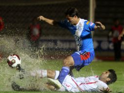 La lluvia que cayó en el partido afectó al dominio del balón en ambos equipos. NOTIMEX  /