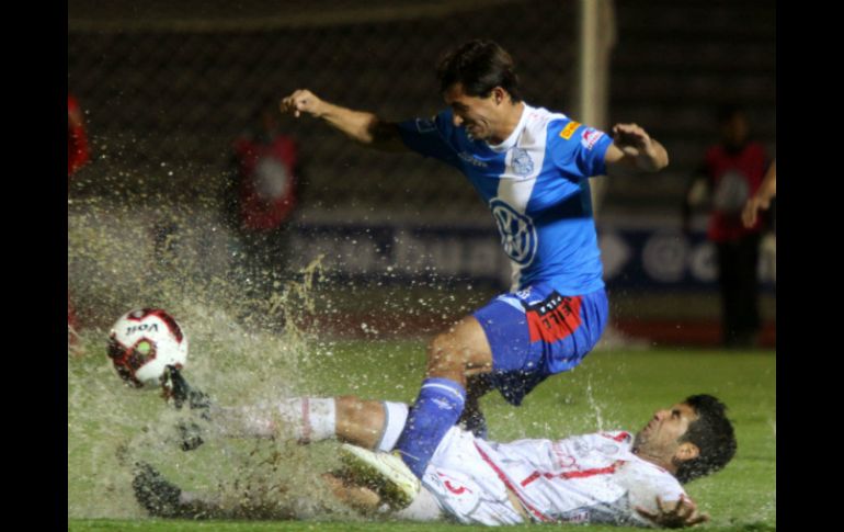 La lluvia que cayó en el partido afectó al dominio del balón en ambos equipos. NOTIMEX  /