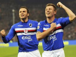 Antonio Cassano (d) y Giampaolo Pazzini (i) intercambiaron de equipos en la Liga italiana. ARCHIVO  /