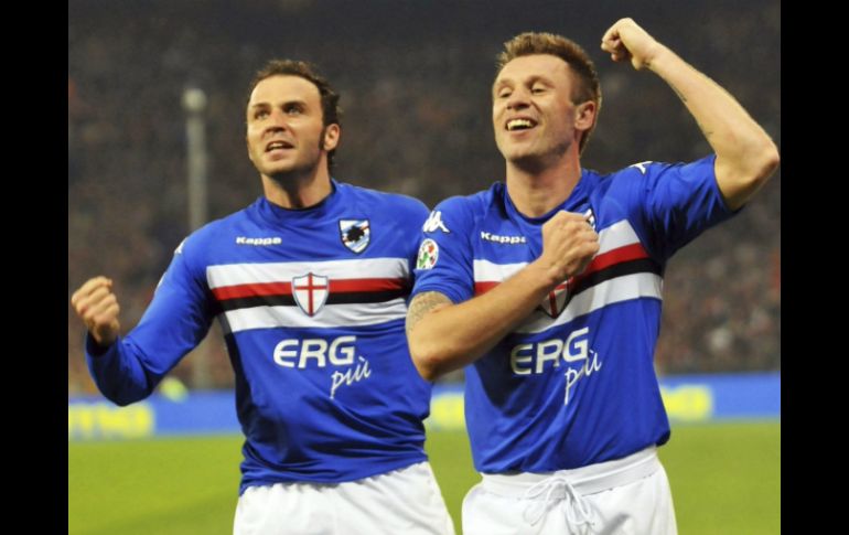 Antonio Cassano (d) y Giampaolo Pazzini (i) intercambiaron de equipos en la Liga italiana. ARCHIVO  /